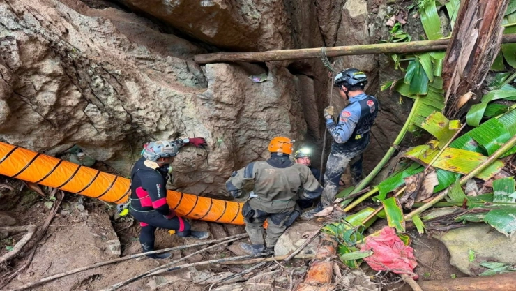 Rescate de cinco personas atrapadas en una cueva en Laos; continúa búsqueda de dos desaparecidos (VIDEO)