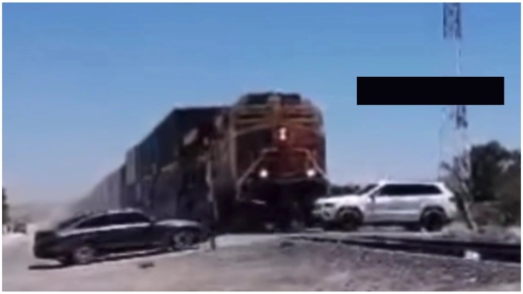 Ninguna de las personas resultó lesionadas por el choque de un tren y una camioneta en Samalayuca.