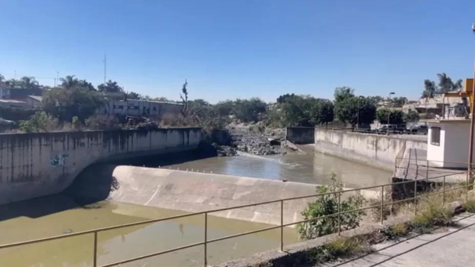 Localizan cuerpo sin vida flotando al interior una represa en Guadalajara