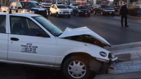 Taxista se duerme al volante