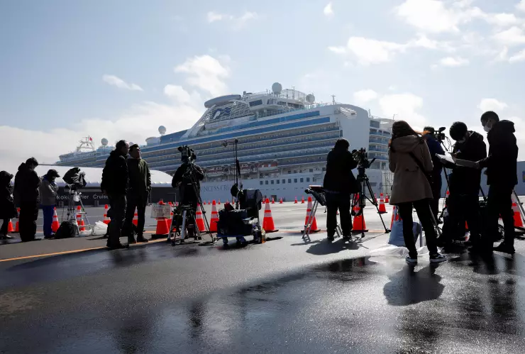 Miembros de los medios de comunicación se reúnen cerca del crucero Diamond Princess en la Terminal de Cruceros del Muelle Daikoku en Yokohama