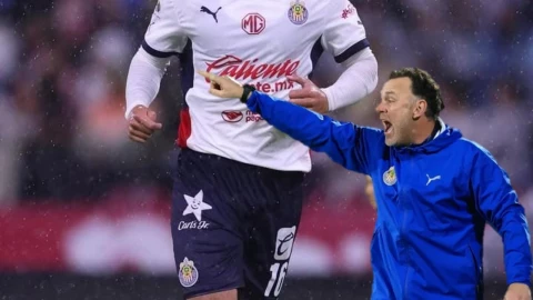 Llegó a Chivas en medio de la polémica, mostró destellos de talento y ahora Gabriel Milito lo tiene descartado