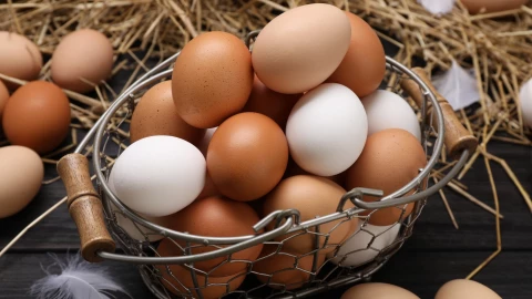 Varios huevos sobre un canasto de hierro