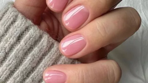 Las lip gloss nails permiten apreciar la belleza de las uñas naturales