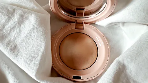 Aplica iluminador en crema para corregir la redondez del rostro