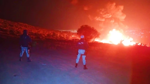 Explosión de toma provoca incendio