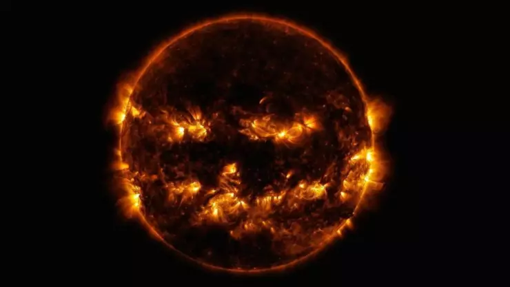 NASA publica imágen del Sol que parece calabaza de Halloween