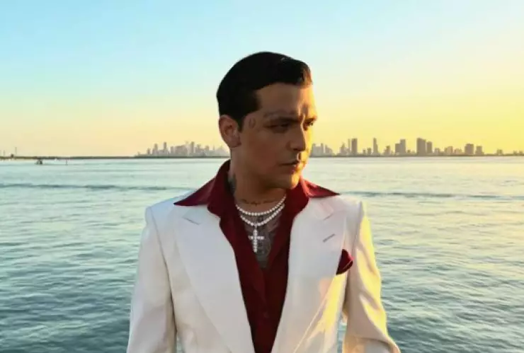 Acusan a Christian Nodal de abusar del photoshop en sus fotos tras aparición en vivo