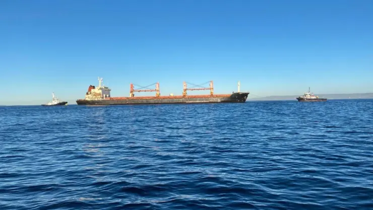 marina-remueve-buque-ensenada.jpg