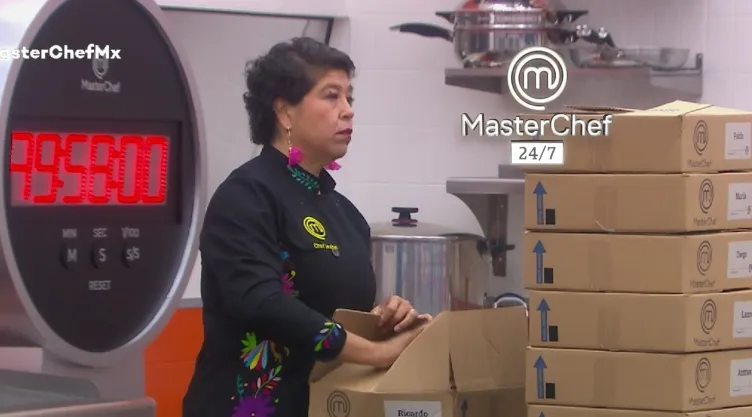 Qué le pasa a la Maestra Isabel Carvajal, la notan SERIA y surgen teorías.