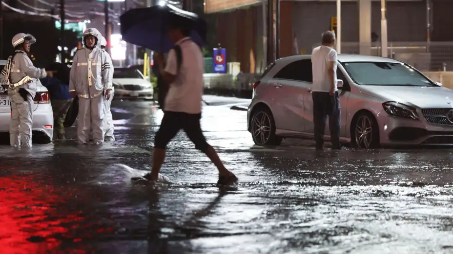 Calle inundada por lluvias torrenciales en Ichikawa, Japón.