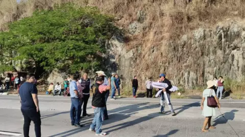 Bloqueo en la Autopista del Sol por incumplimiento de acuerdos en Tierra Colorada