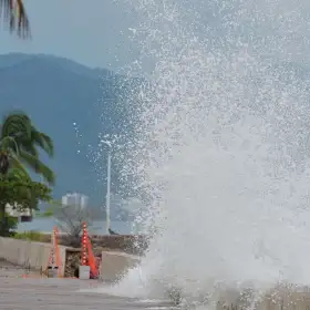 Turistas en el paseo marítimo de Puerto Vallarta.