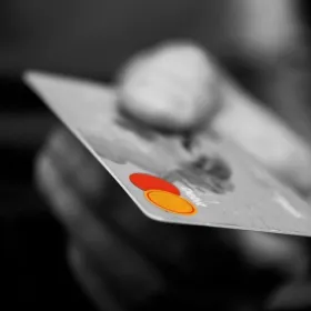 /estilo-de-vida/3-consejos-cuidar-tarjeta-de-credito-compras-internet