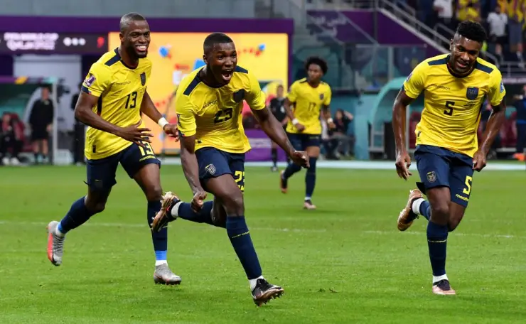 Moises Caicedo celebra el gol de Ecuador