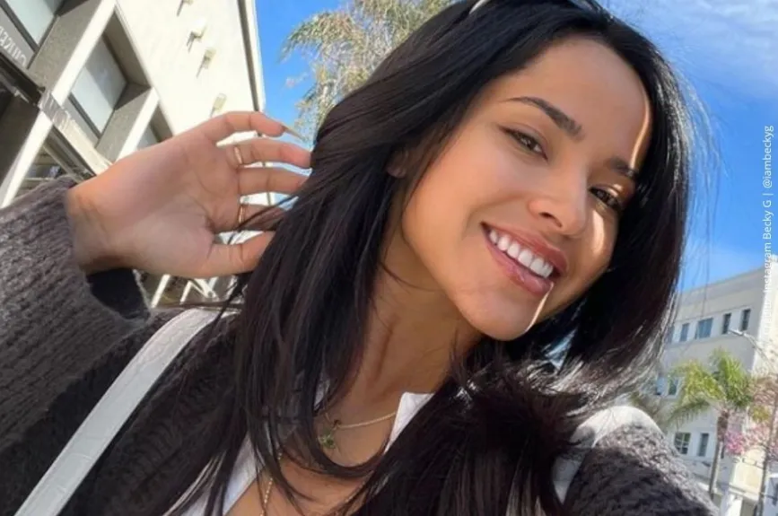Becky G despeinada. .jpg
