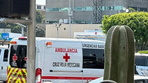 MUJER SE ARROJA DE PUENTE