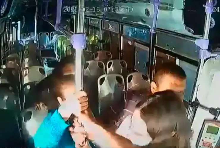 Hombre apuñala a su novia en el transporte público de Culiacán