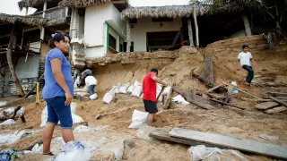 Habitantes de San Agustunillo retoman su vida cotidiana tras el impacto del huracán “Erick”.