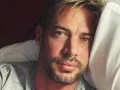 William Levy en la cama..jpg