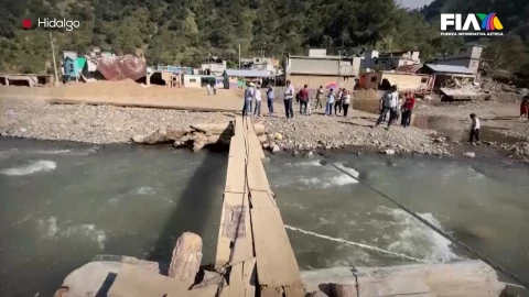 El puente de concreto que cruzaba el río en Chapula, Hidalgo, se reconstruyó con madera