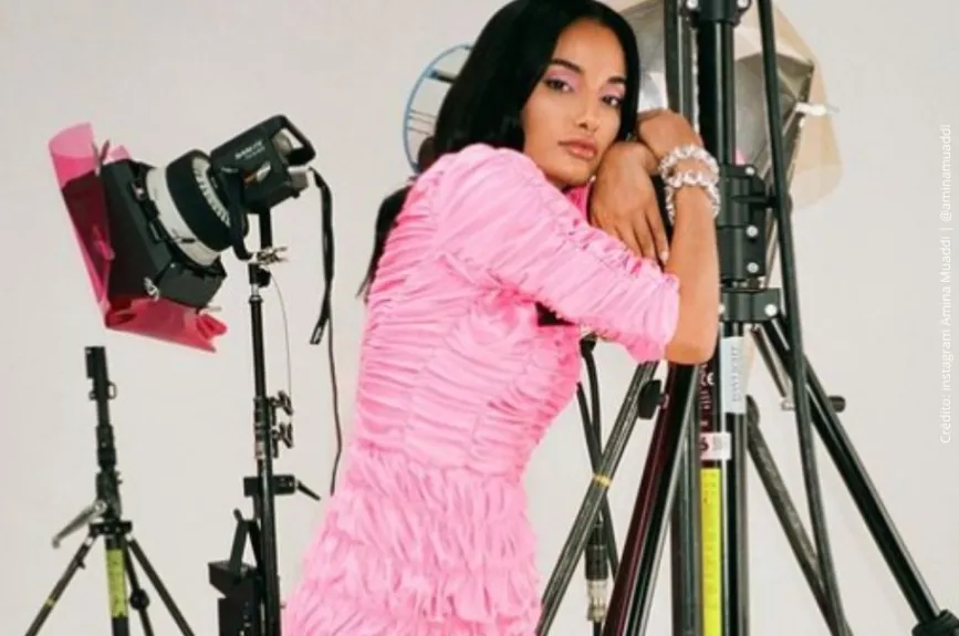 Amina Muaddi con vestido rosa..jpg