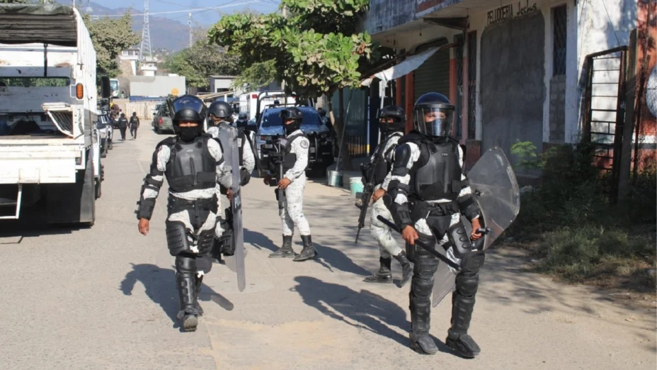 Policía antimotines fuera de penal de Acapulco.