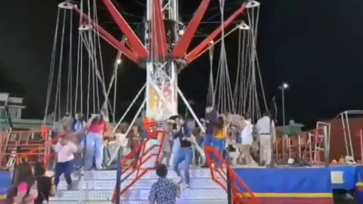 VIDEO Sillas voladoras chocan en feria de Comalcalco