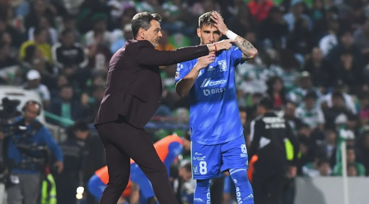Diego Cocca dirigiendo a Tigres contra Santos Jornada 1 Clausura 2023