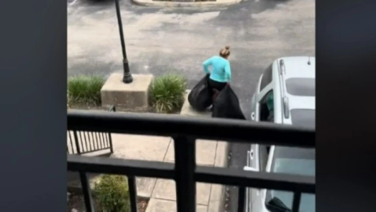 Hombre corre esposa infiel