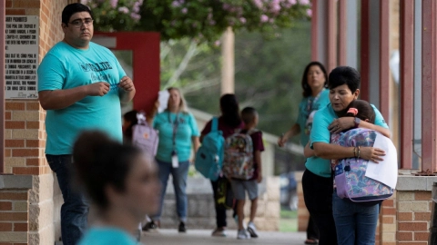 Estudiantes de Uvalde regresan a clases tras tiroteo.