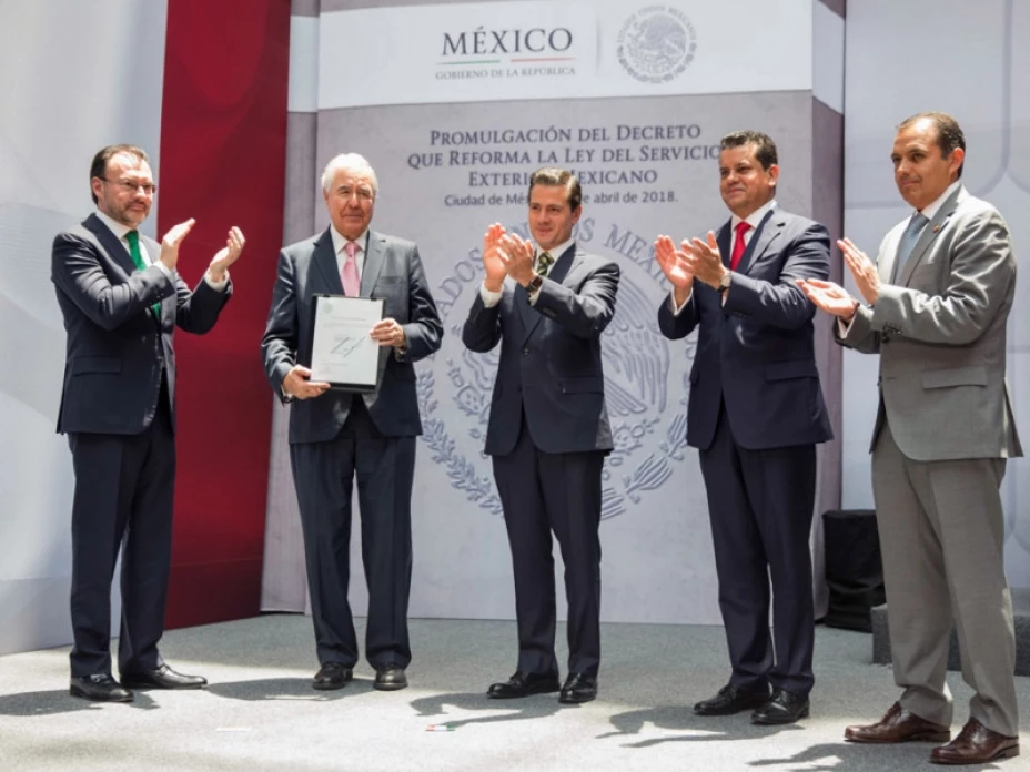 Reconocimiento a Bernardo Sepúlveda Amor.