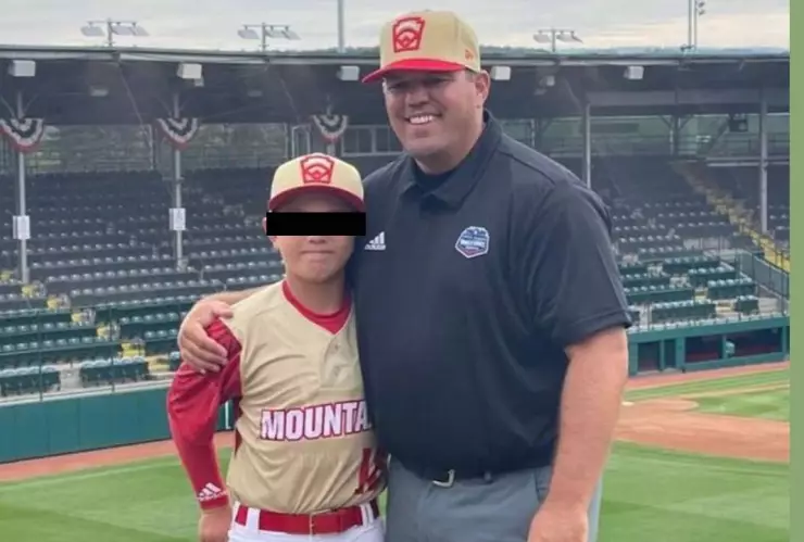 Easton Oliverson se cae de litera (1).jpg