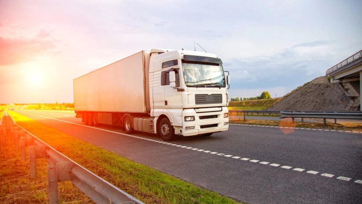 Camión transita por una autopista de EU