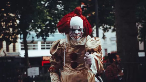 Hombre con máscara de payaso asaltó y violó a 2 mujeres en California