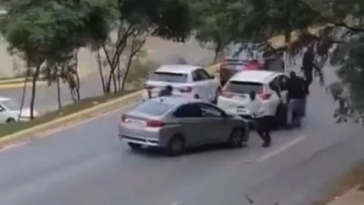 Captan secuestro de conductor de auto de lujo en Monterrey| VIDEO