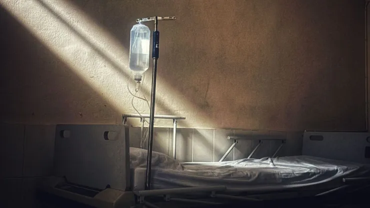 Investigan muerte de enfermera en hospital de India; compañero habría colocado veneno en su suero