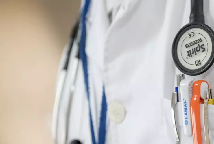 Bebé cae en coma tras ingerir alcohol que su abuela le dio por accidente