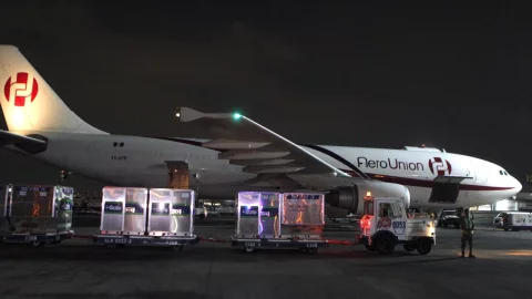 Llegaron al AICM más de 700 vacunas de AstraZeneca contra la COVID-19