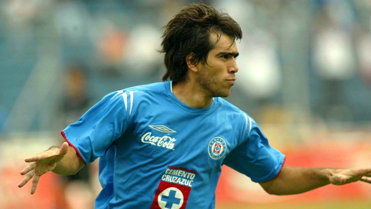 Chelito Delgado con la camiseta de Cruz Azul