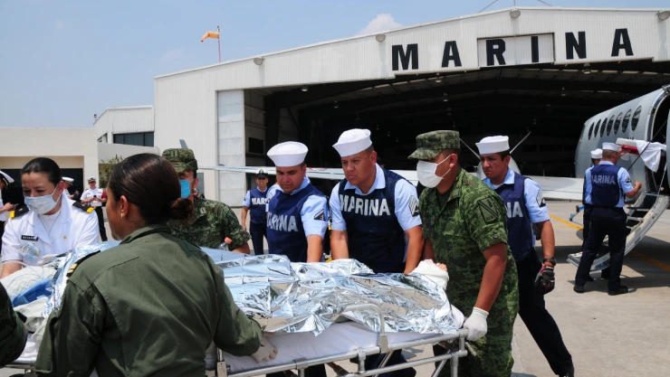 Trasladan a bomberos quemados de Honduras