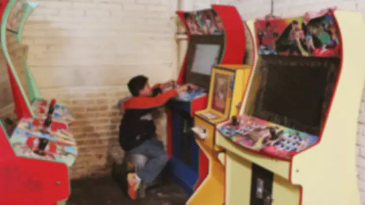 Niño jugando maquinitas