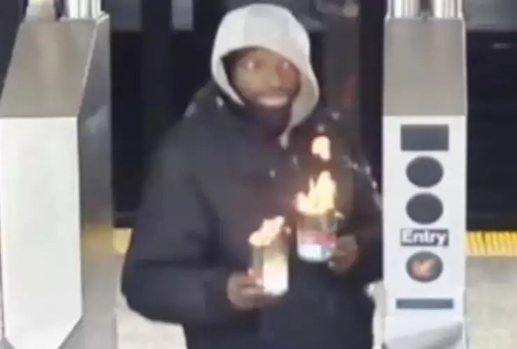 ¡Hombre es incendiado en metro de Nueva York! Maniaco provocó momentos de horror; así fue el ataque