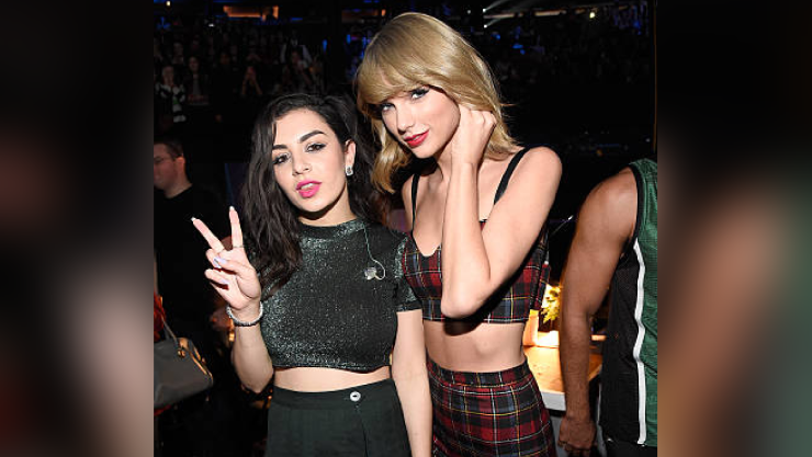 Taylor Swift y Charli XCX.png