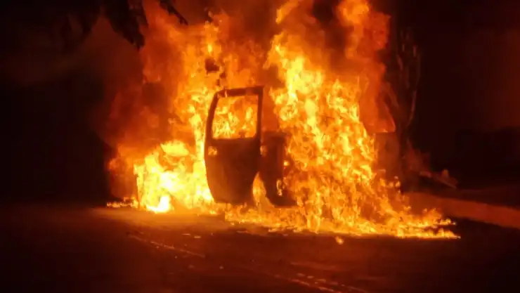 camioneta-incendia-jardín-balbuena.jpg