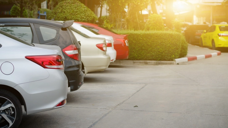 Autos estacionados en la calle