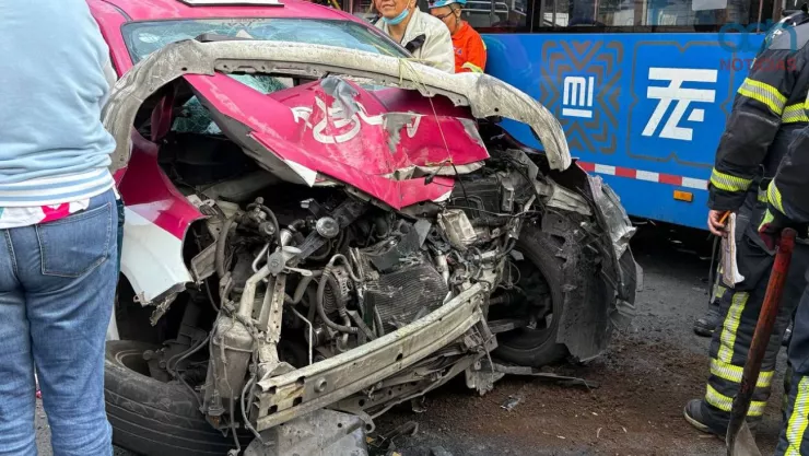 Hay un choque de taxi y trolebús
