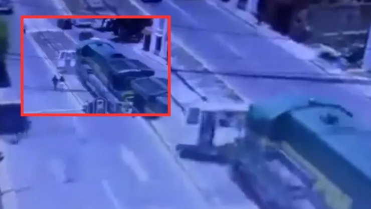 Tren choca con microbús en Edoméx