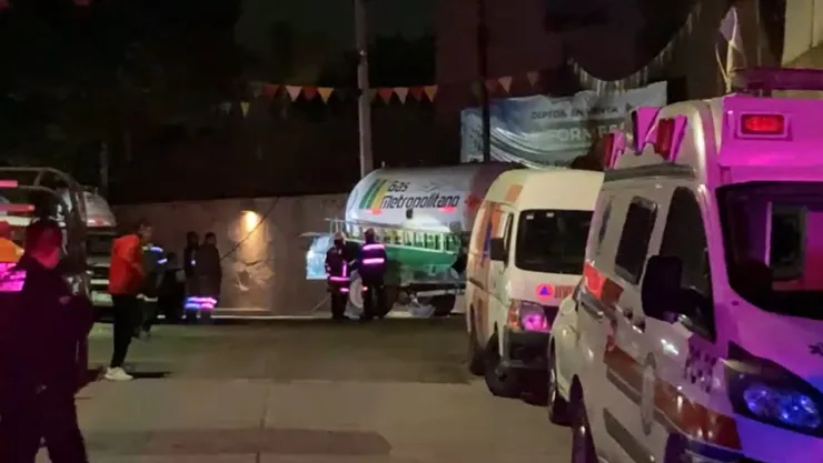 Pipa de gas rompe el suelo en Atizapán y queda atorada en un fraccionamiento