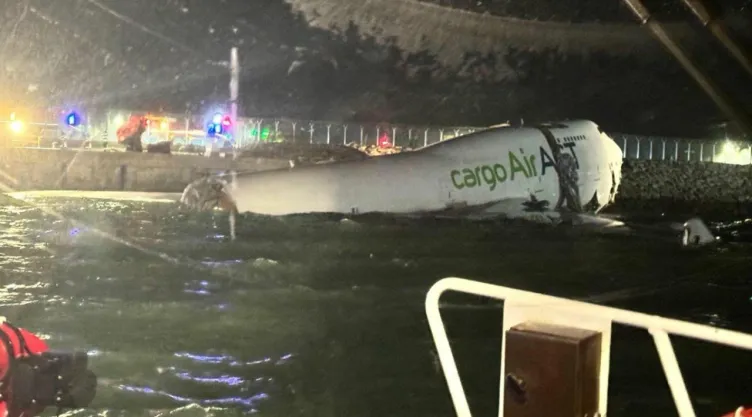 avión en aeropuerto de hong kong sale de la pista y cae al agua